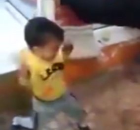 Βίντεο: Χωρίς όρια ο παραλογισμός της βίας: Τρίχρονο αγοράκι βγάζει μαχαίρι για να επιτεθεί σε ενήλικα