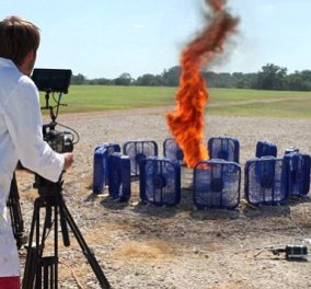  Ένα πείραμα 2 εκ views: Τι συμβαίνει με 12 ανεμιστήρες σε λειτουργία γύρω από μια φωτιά; 