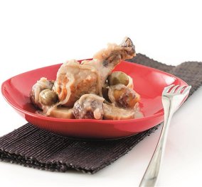 Σαγηνευτικό κοτόπουλο με γλυκοπατάτες και ελιές: Μια εύκολη συνταγή για να σας συγχαρούν 
