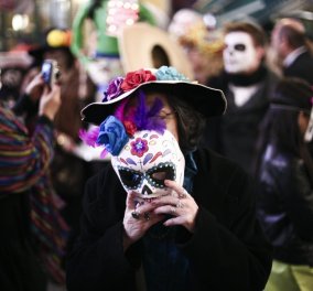 Οι Αθηναίοι μεταμφιέζονται για τη μεγάλη μεξικανική γιορτή του "Día de Muertos":H “Μέρα των Νεκρών” στου Ψυρρή
