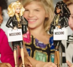 Μια κούκλα από τον οίκο Moschino τα σπάει! Για πρώτη φορά αγόρι πρωταγωνιστεί σε διαφήμιση της Barbie!