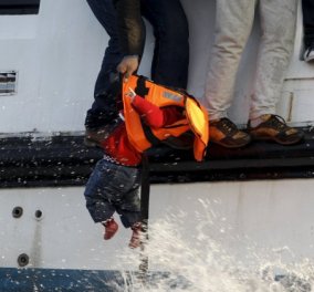 Βίντεο διάσωσης προσφύγων στο ναυάγιο της Μυτιλήνης από το Λιμενικό‏ - Η υπεράνθρωπη προσπάθεια που συγκλονίζει 