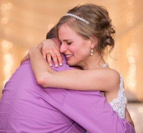 Κουκλίτσα νύφη που επέζησε από καρκίνο χορεύει στο γάμο με το δότη που της έσωσε την ζωή  