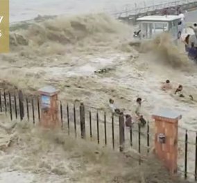 Βίντεο: Η σοκαριστική στιγμή με τα ορμητικά κύματα να «καταπίνουν» 20 ανθρώπους‏
