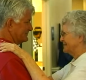 Συγκινητικό βίντεο: Η στιγμή που  συναντά για πρώτη φορά τη μητέρα του μετά από 65 χρόνια  