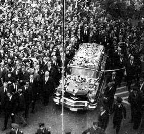 Vintage: Το φιλμ ντοκουμέντο από την κηδεία του Γεωργίου Παπανδρέου που μετατράπηκε σε λαϊκή διαδήλωση κατά της δικτατορίας 