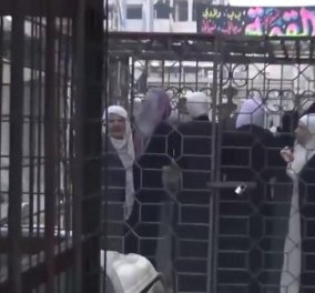 Συγκλονιστικό βίντεο: Άνθρωποι σε κλουβιά χρησιμοποιούνται ως ανθρώπινες ασπίδες
