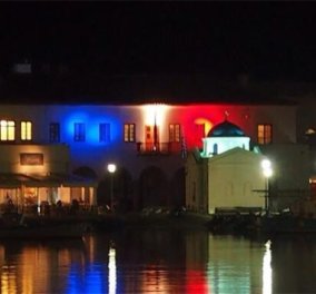 Και το Δημαρχείο της Μυκόνου φωτίστηκε στα χρώματα της Γαλλικής Σημαίας ως φόρος τιμής στους νεκρούς