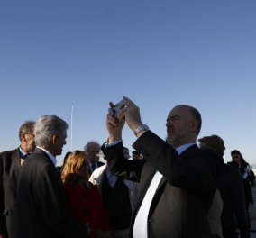 Ο Πιερ Μοσκοβισί έβγαλε selfie στην Ακρόπολη & άκουσε με προσοχή τον Μανόλη Κορρέ- Φώτο 