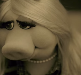 Η Miss Piggy μεταμορφώνεται σε... Adele και τραγουδά «Hello» στον Κέρμιτ - Βίντεο - Τα Muppets σε τρελή διασκέδαση 