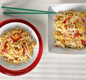 Η Νένα Ισμυρνόγλου δημιουργεί ένα σπέσιαλ πιάτο - Noodles με γαρίδες και αυγό
