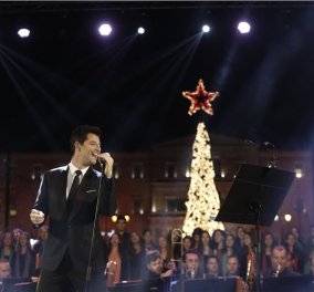 Δείτε τις πρώτες φωτό με τον Σάκη Ρουβά να ανάβει το δέντρο της Αθήνας και να τραγουδά "Feliz Navidad"