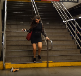 Πάμε γέλιο: Ποντικός μεταφέρει (βίντεο) την πίτσα του στο μετρό της Νέας Υόρκης 