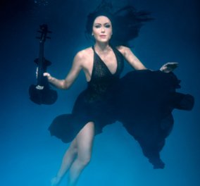 Η θεά του βιολιού Linzi Stoppard με τα βιολέ μάτια σε υποβρύχιες σέξι πόζες για το νέο της δίσκο Shallow Seas 