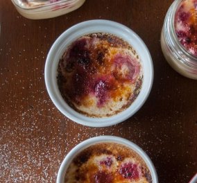 Πεντανόστιμη κρεμ μπρουλέ με raspberries του Άκη Πετρετζίκη – Δεν θα σταματήσεις μόνο στη 1