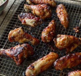 Πεντανόστιμες φτερούγες κοτόπουλο με σάλτσα BBQ από τον Άκη Πετρετζίκη