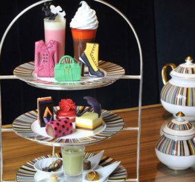 Έτσι σερβίρουν το τσάι σε ξενοδοχείο του Λονδίνου - Γλυκά με τακούνια Louboutin ή μπισκότα Dior & φόρεμα Valentino