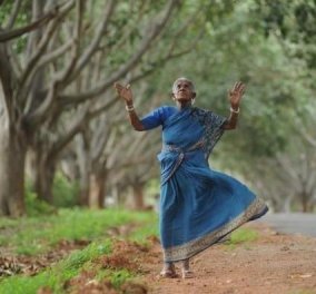 Μια άτεκνη γυναίκα που φύτεψε & μεγάλωσε για παιδιά της 384 δέντρα – Η υπέροχη ιστορία της Saalumarada