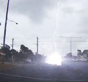 Βίντεο: O πιο τυχερός άνθρωπος στη Γη: Ο κεραυνός περνά ξυστά στο IX του & ανοίγει τρύπα στον δρόμο