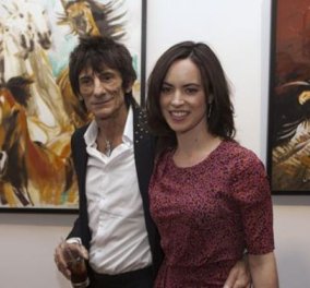 Δίδυμα περιμείνει στα 68 του ο αειθαλής Ρόνι Γουντ των Rolling Stones: Η πανέμορφη & μικρούλα σύζυγος του πασίχαρη 
