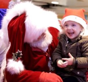 Good News: Ο καλύτερος Άγιος Βασίλης μιλάει με νοηματική σε κωφό κοριτσάκι & του δίνει το δώρο του 