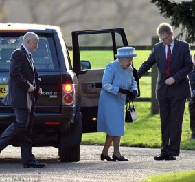 Η Βασίλισσα της Αγγλίας φόρεσε το aquamarine παλτό της & πήγε στην εκκλησία - Ταξίδεψε με το τρένο για τις Χριστουγεννιάτικες διακοπές της  