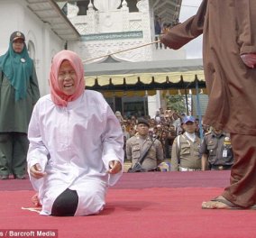Γυναίκα από την Ινδονησία ούρλιαξε από τον πόνο: Έφαγε 5 ραβδισμούς για τιμωρία επειδή "βρέθηκε κοντά σε άνδρα που δεν ήταν ο σύζυγος της"
