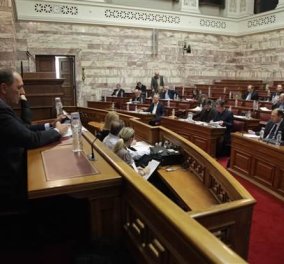 "Μπάχαλο" στο κοινοβούλιο με το κατεπείγον των προαπαιτούμενων - Σφοδρή αντιπαράθεση κυβέρνησης & αντιπολίτευσης