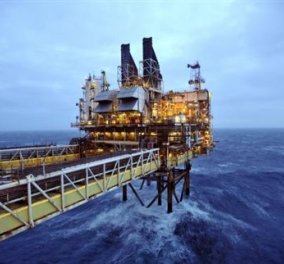 Συναγερμός στη Βόρεια Θάλασσα: Γιγάντια  πλατφόρμα εκτός ελέγχου πλησιάζει σε εξέδρες άντλησης πετρελαίου σε απίστευτη κακοκαιρία  