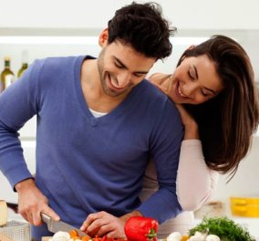 Νέα έρευνα υποστηρίζει πως οι άνδρες το παρακάνουν με το φαγητό για να εντυπωσιάσουν τις γυναίκες
