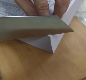 Το μαχαίρι από την Ιαπωνία που μπορεί να κόβει έναν τηλεφωνικό κατάλογο σαν να ήταν ένα απλό φύλλο χαρτιού