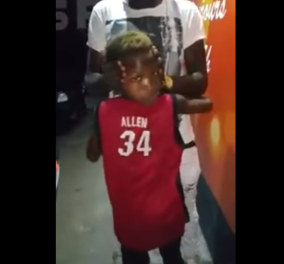Βίντεο: Αυτό το αγόρι - λάστιχο μπορεί και γυρίζει 180ο το κεφάλι του