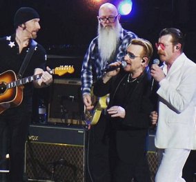 Οι Eagles of Death Metal επέστρεψαν στο Παρίσι και έκλεισαν τη συναυλία των U2 - Δείτε τα βίντεο  
