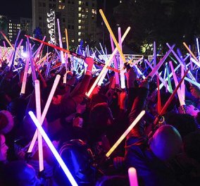 Φαντασμαγορικό βίντεο: Οι αμερικανοί φίλοι του Star Wars σπάνε τα ρεκόρ παλεύοντας με φωτόσπαθα και διασκεδάζοντας με κέφι