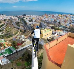 Με ρίσκο τη ζωή του κάνει ποδήλατο πάνω στις στέγες σπιτιών (Βίντεο)- δείτε τον απίστευτο τύπο