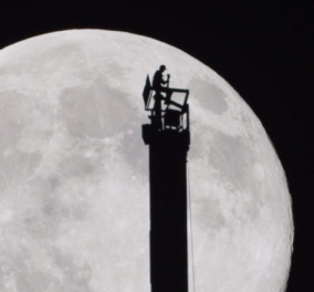 Βίντεο - απίθανο: "Σκιά" ο Σεϊχης του Ντουμπάι στο ψηλότερο κτίριο με το φεγγάρι ασημένιο φόντο