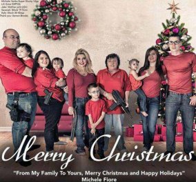 Όλη η οικογένεια με όπλα!!! Έτσι φωτογραφήθηκε Αμερικανίδα πολιτικός & εύχεται «Καλά Χριστούγεννα» κρατώντας όπλο