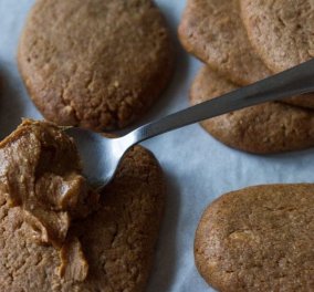 Eύκολα, νόστιμα και... γλυκά: Ο Άκης Πετρετζίκης μας φτιάχνει λαχταριστά μπισκότα κανέλας και φυστικοβούτυρου