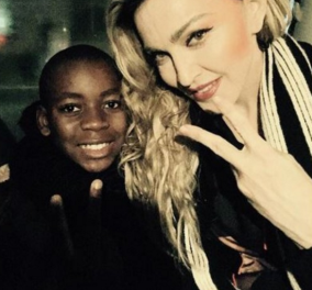Παρίσι: Η Μαντόνα σε συναυλία έκπληξη με τον γιο της - Ανάβει κεριά 