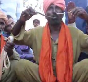 Βίντεο: Ο «γητευτής» που βάζει δηλητηριώδη φίδια στη μύτη του & τα βγάζει από το στόμα!  