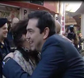 "Αχ αγόρι μου γλυκό , είσαι όμορφος" στον Τσίπρα, μεγαλοκοπέλα fan του στο Κερατσίνι