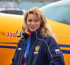 Η Παγκόσμια πρωταθλήτρια πιλότος ακροβατικών είναι Ρωσίδα ξανθιά σέξι & μητέρα δυο παιδιών! 