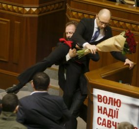 Το έλα να δεις: Βουλευτής άρπαξε σηκωτό τον πρωθυπουργό (βίντεο) μέσα από την Βουλή - Δήθεν κρατούσε τριαντάφυλλα 