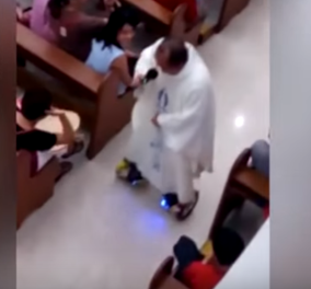 Βίντεο: Όταν η εκκλησία ακολουθεί την τεχνολογία - Παπάς κηρύττει πάνω σε hoverboard!