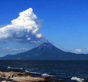 Η συνταρακτική στιγμή της έκρηξης ηφαιστείου μετά από έναν ολόκληρο αιώνα - Δείτε το εντυπωσιακό βίντεο