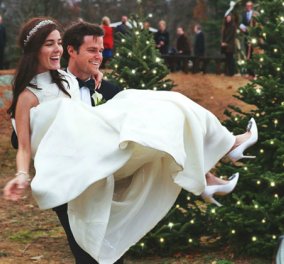 Ένας γάμος παραμυθένιος & Χριστουγεννιάτικος - Το ζευγάρι σε μαγικό διάκοσμο & ερωτική μελωδία