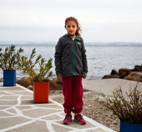 H 8χρονη Ερμιόνη, η μικρή εθελόντρια από τη Χίο στέλνει το δικό της μήνυμα στους πρόσφυγες