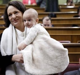 Η Βουλευτής των Ποδέμος εμφανίστηκε με το βρέφος της 5 μηνών στη Βουλή