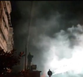   Βίντεο: Οργισμένοι Παναθηναϊκοί με καπνογόνα έξω από το σπίτι του Αλέξη Τσίπρα 