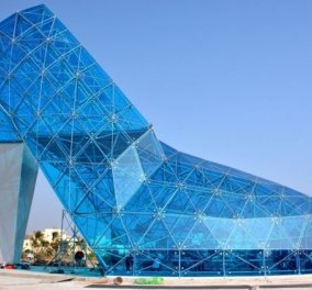 Έφτιαξαν εντυπωσιακή εκκλησία-γόβα από μπλε γυαλί για να προσελκύσουν τις γυναίκες να παντρευτούν εκεί 